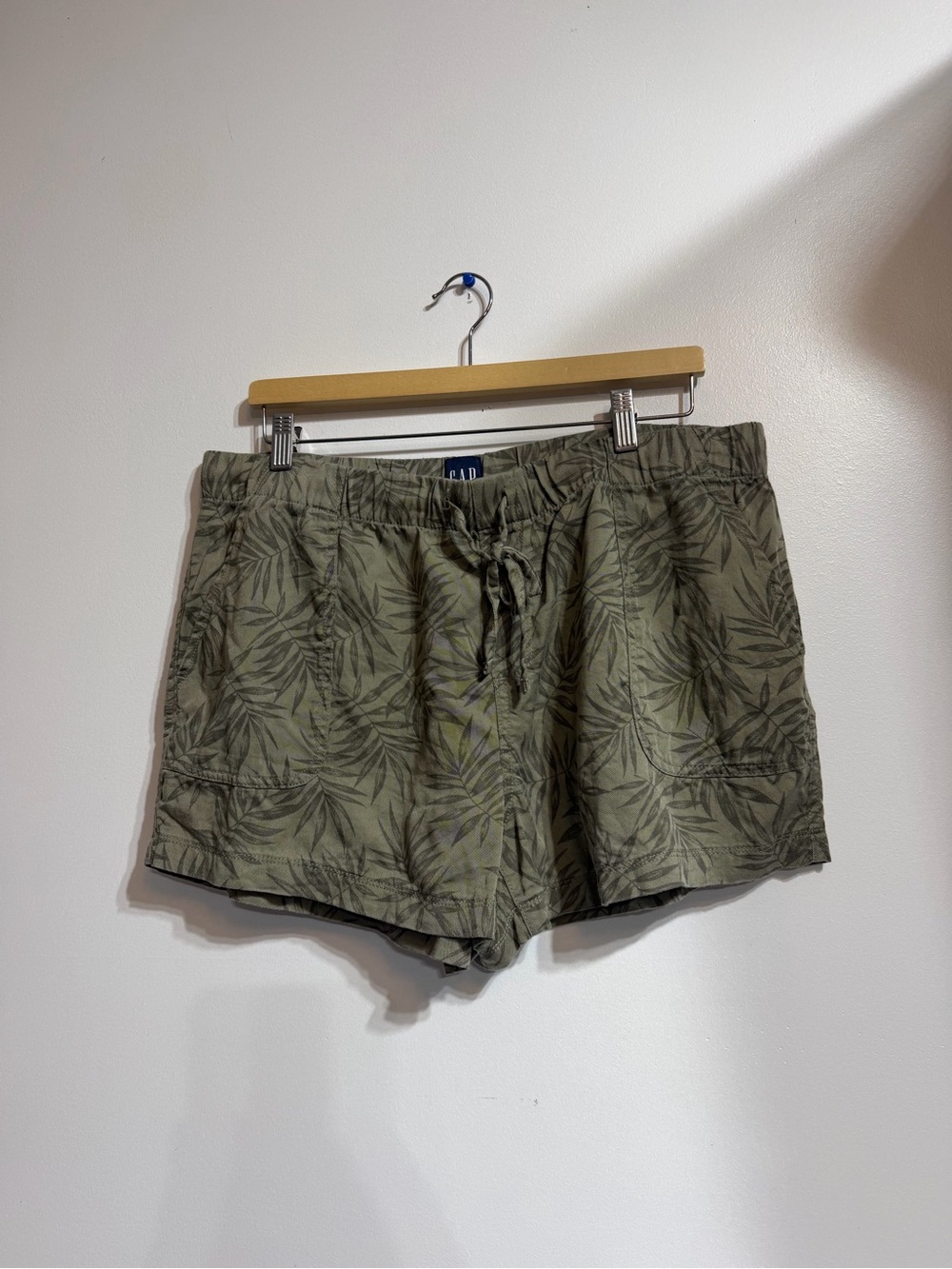GAP Olive Green Palm Leaf Print Drawstring Shorts - Size Large